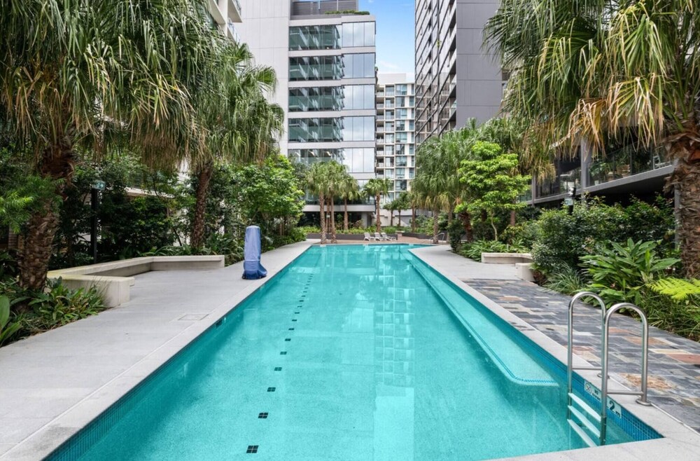 Spacious City Escape With Pool, Gym & Free Parking