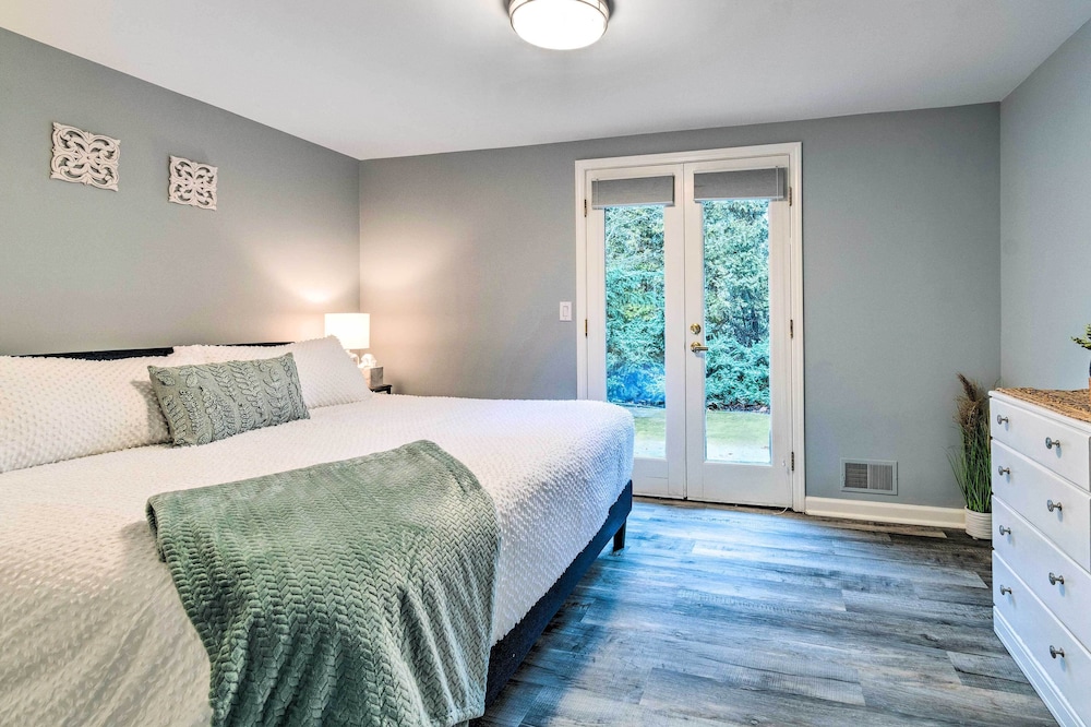 Spacious Rochester Home w/ Heated Pool & Hot Tub! view 4