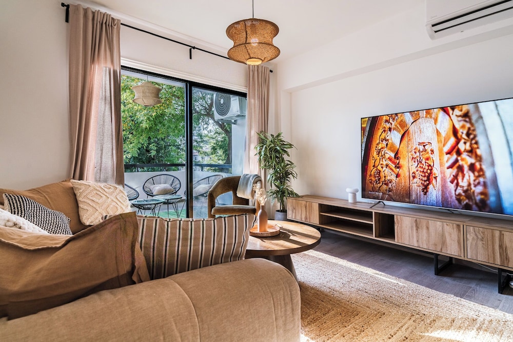 City Center Modern Boho Stay