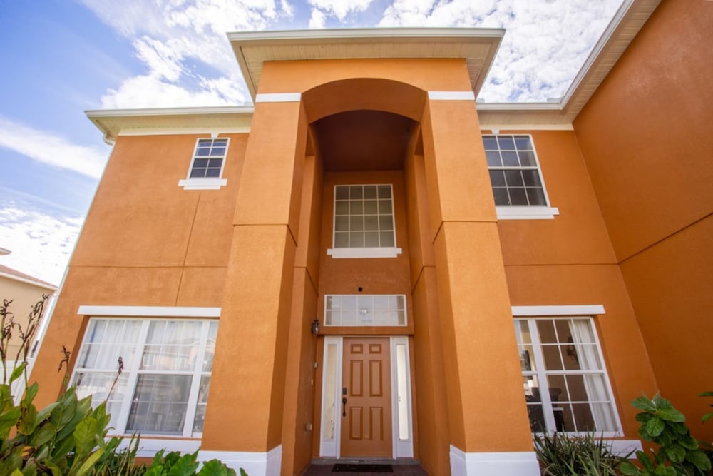 Cheerful 5 bed - 4 Bath Spacious Home