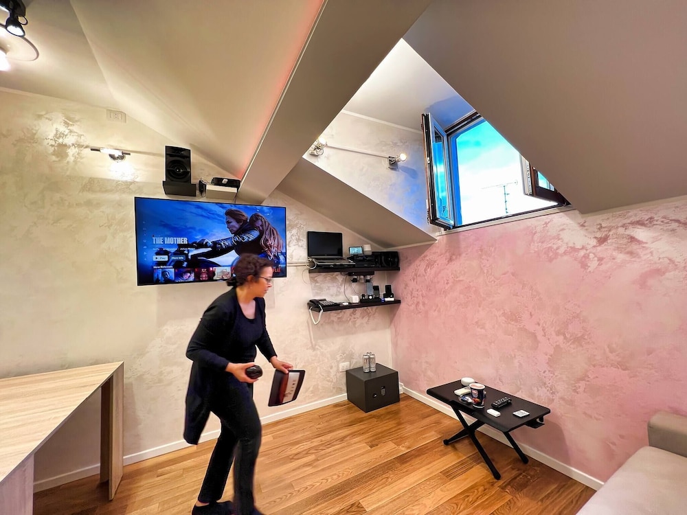 Chic & Green Penthouse - Domotic Comfort in Milans Trendy Nightlife District