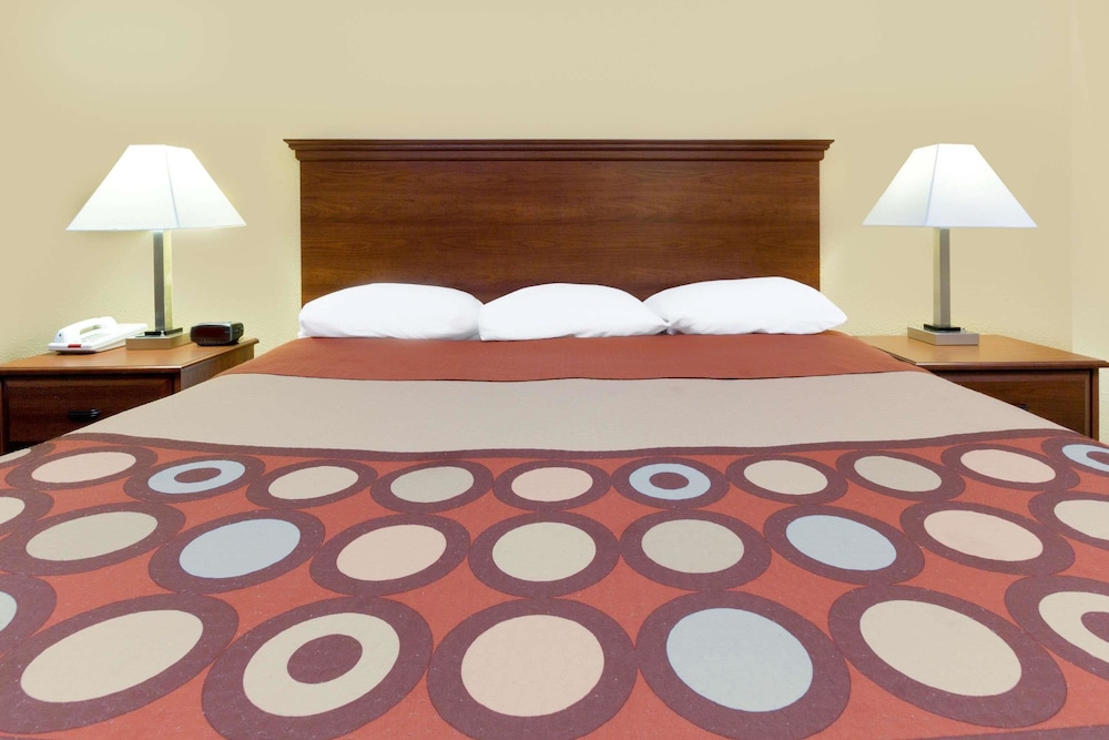 Hattiesburg Vacations - Super 8 by Wyndham Hattiesburg South - Property Image 4