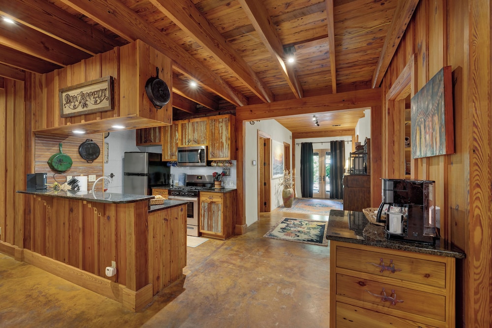 The Willows Casa Grande + Sundown Suite Sleeps 13 - Close to Main St