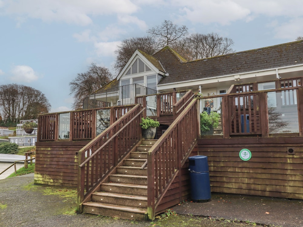6 Manor Park