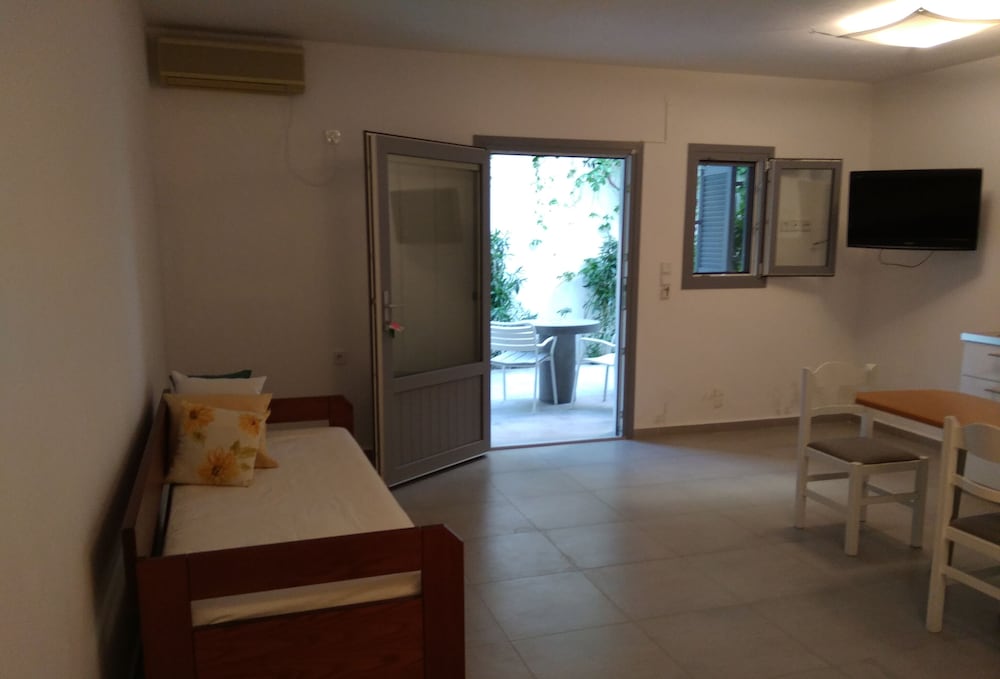 Milos Bay Suites