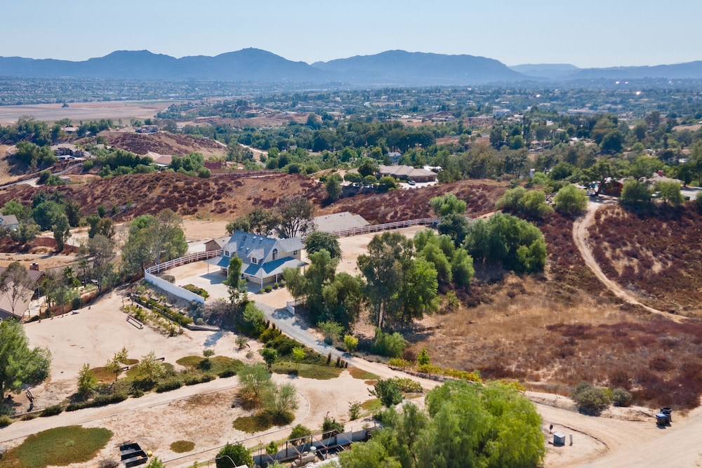 Wine Country Retreat Gorgeous Views Minutes to Wineries