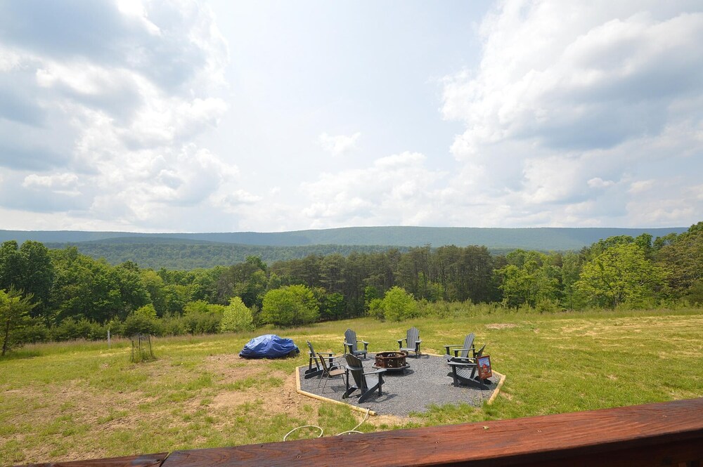 Black Bear Cabin - The Mountain Retreat!