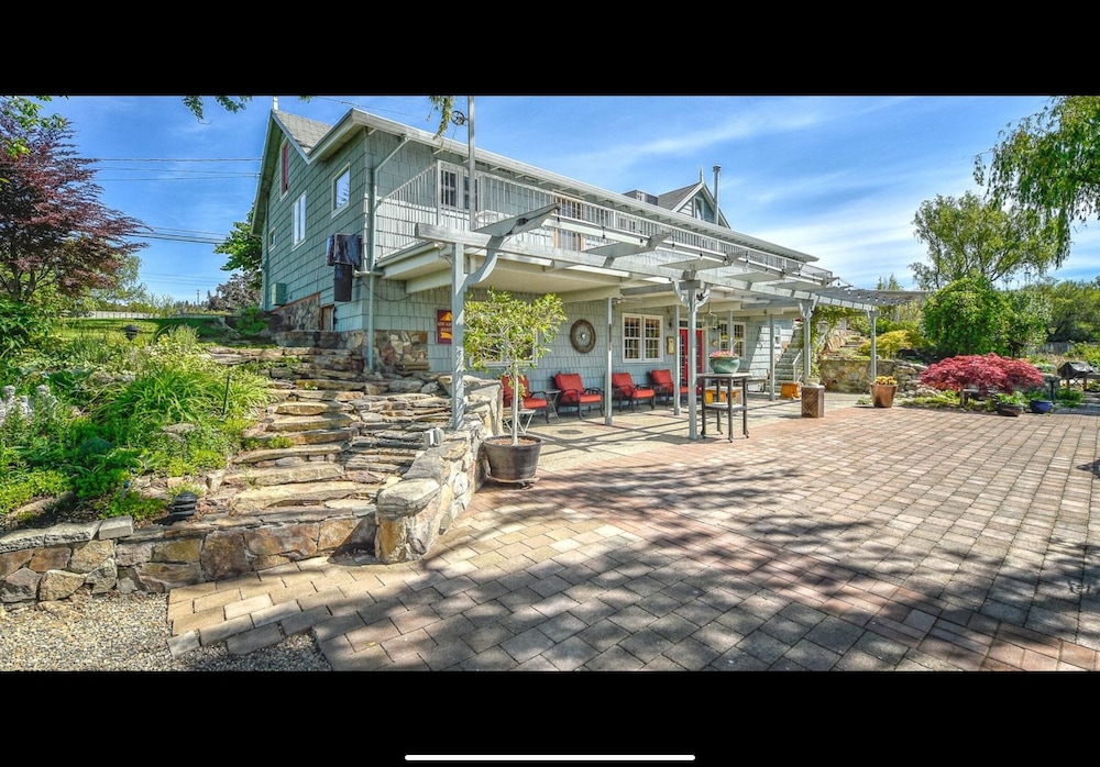 Blackbird Glen Bed and Breakfast