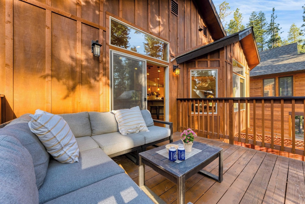 Washoe Chalet by Avantstay Game Room, Hot Tub, Putting Green & Fire Pit