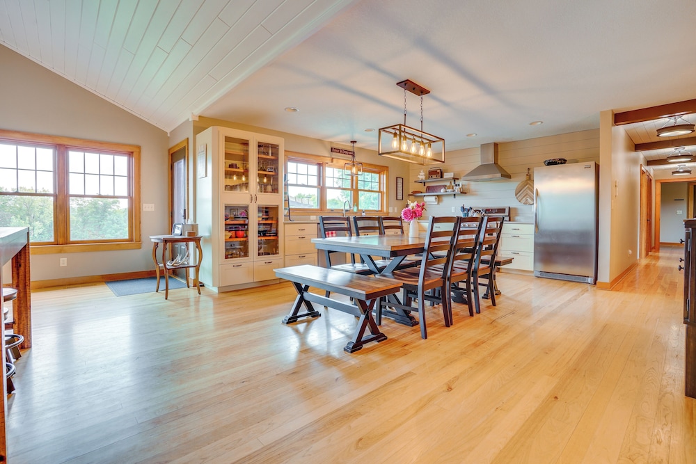 Hot Tub & Trail Access: Spacious Stockholm Retreat