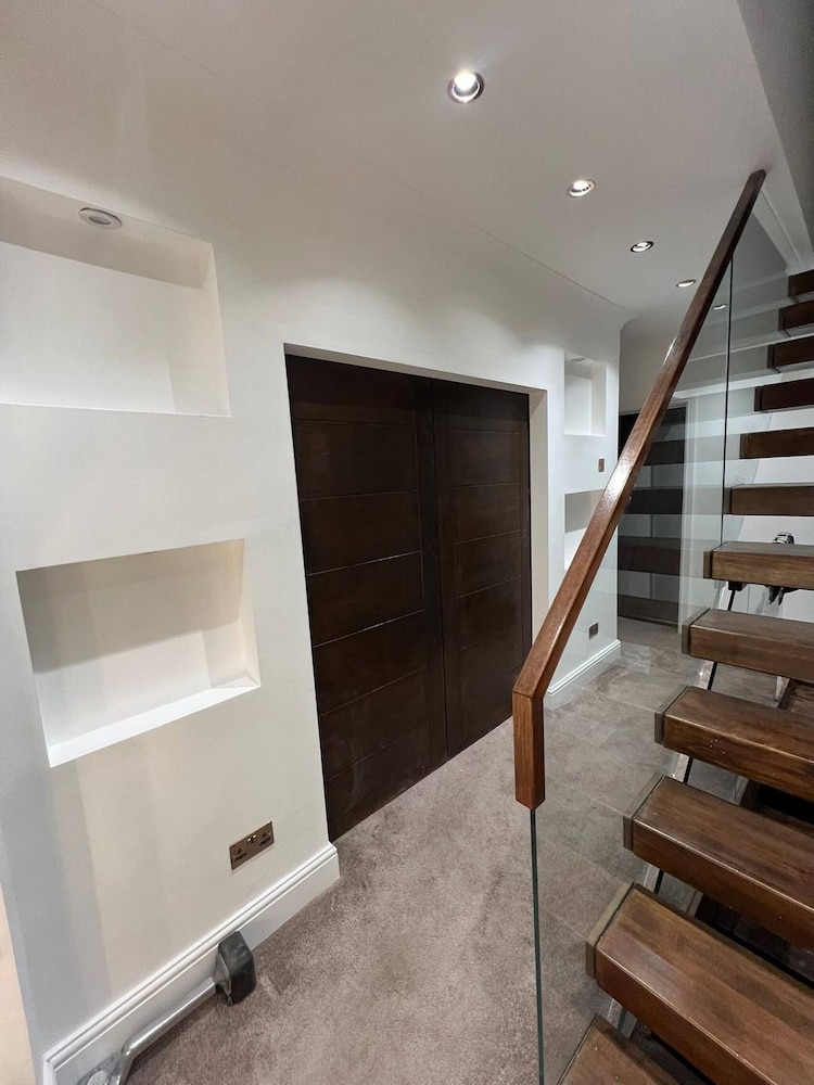 Elegant Family Home, 2x Jacuzzi Corner Bath