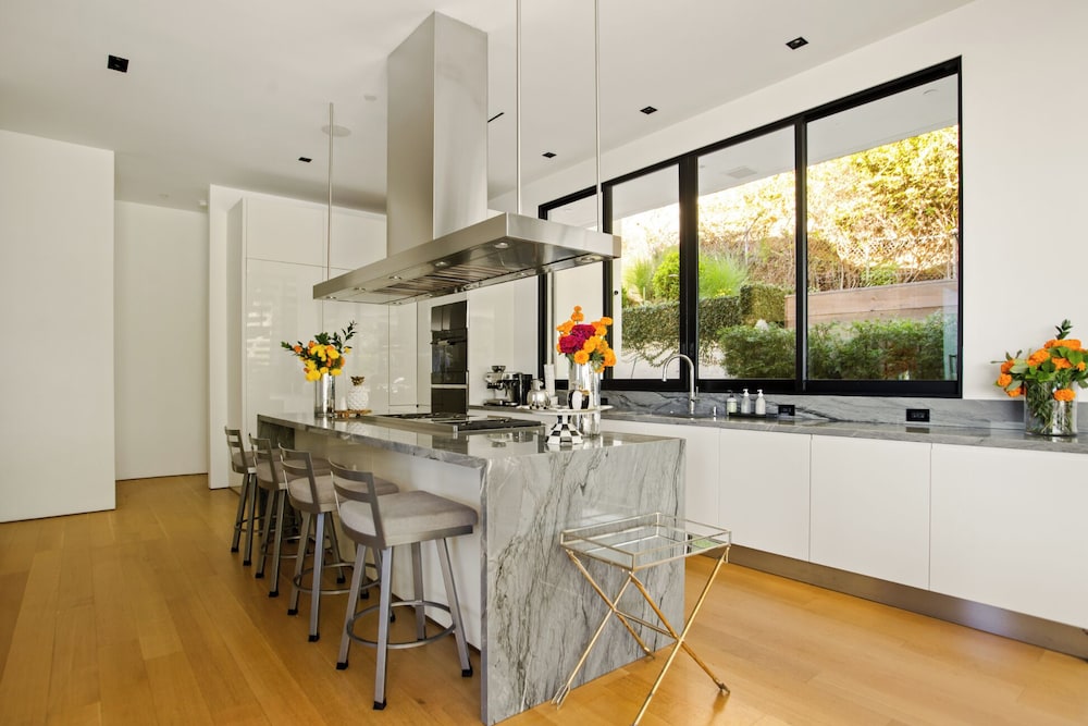 Belfast Estate - Mid-century Meets Modern - Luxe Poolside Villa
