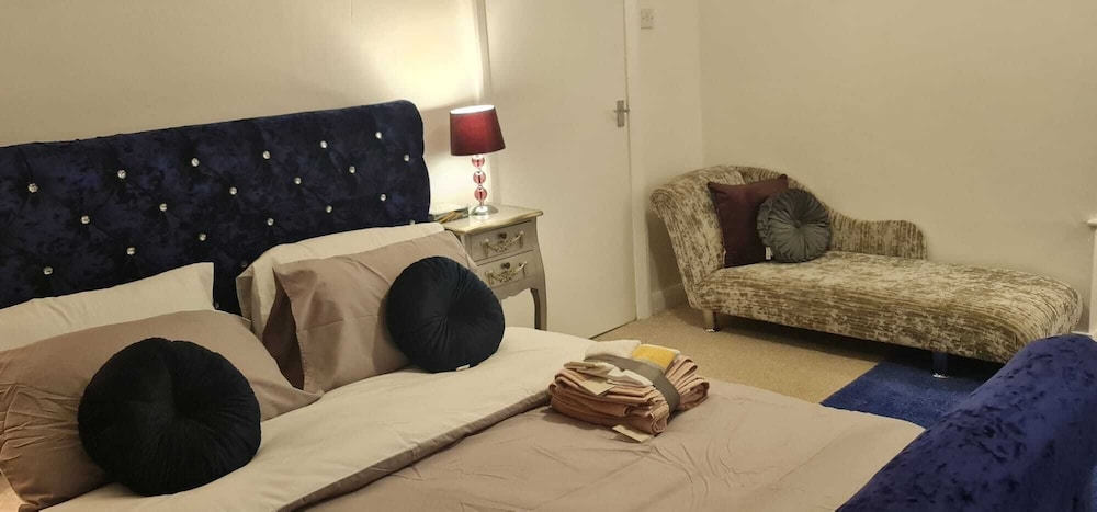 Immaculate 3-bed House in Middleton view 4