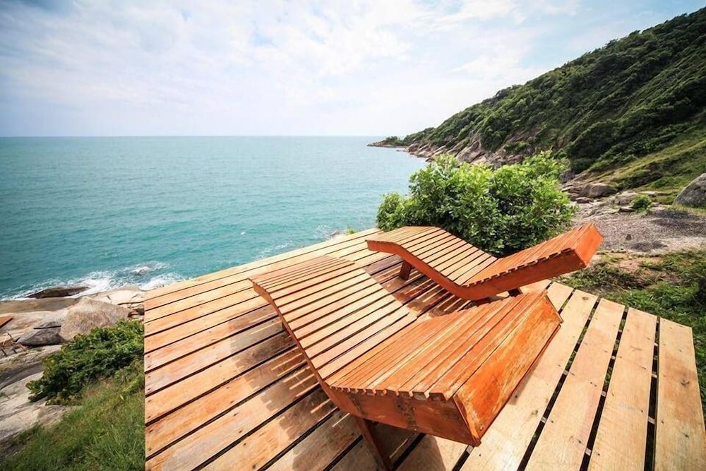 AmaresA Resort & Skybar