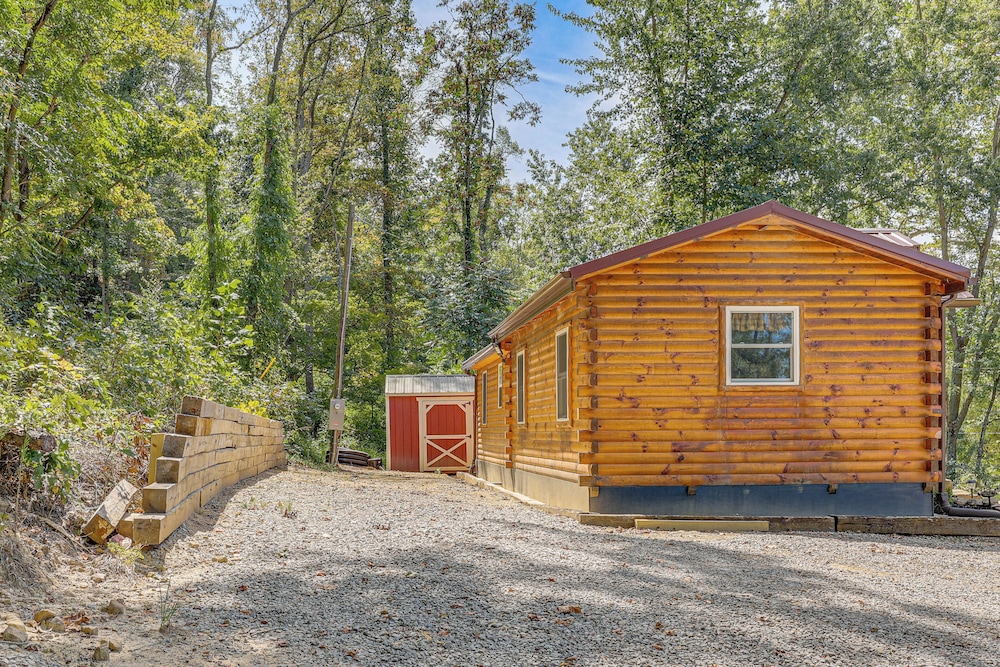 Charming Couples Cabin on 40 Acres in Zanesville