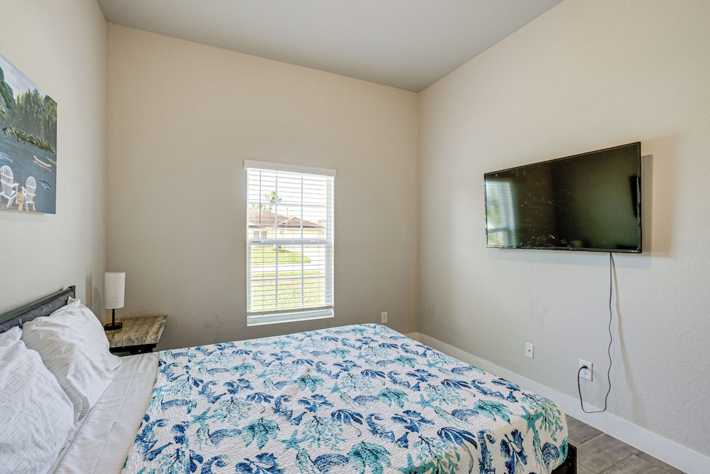 Golf, Shop & Beach-hop: Port Charlotte Gem w/ Yard