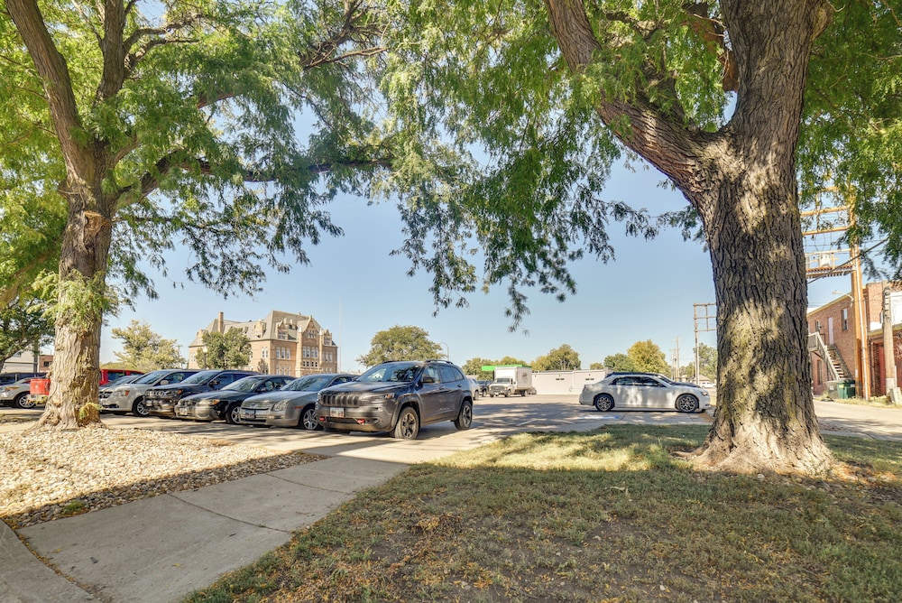 Downtown Yankton Suite: Walk to Restaurants!