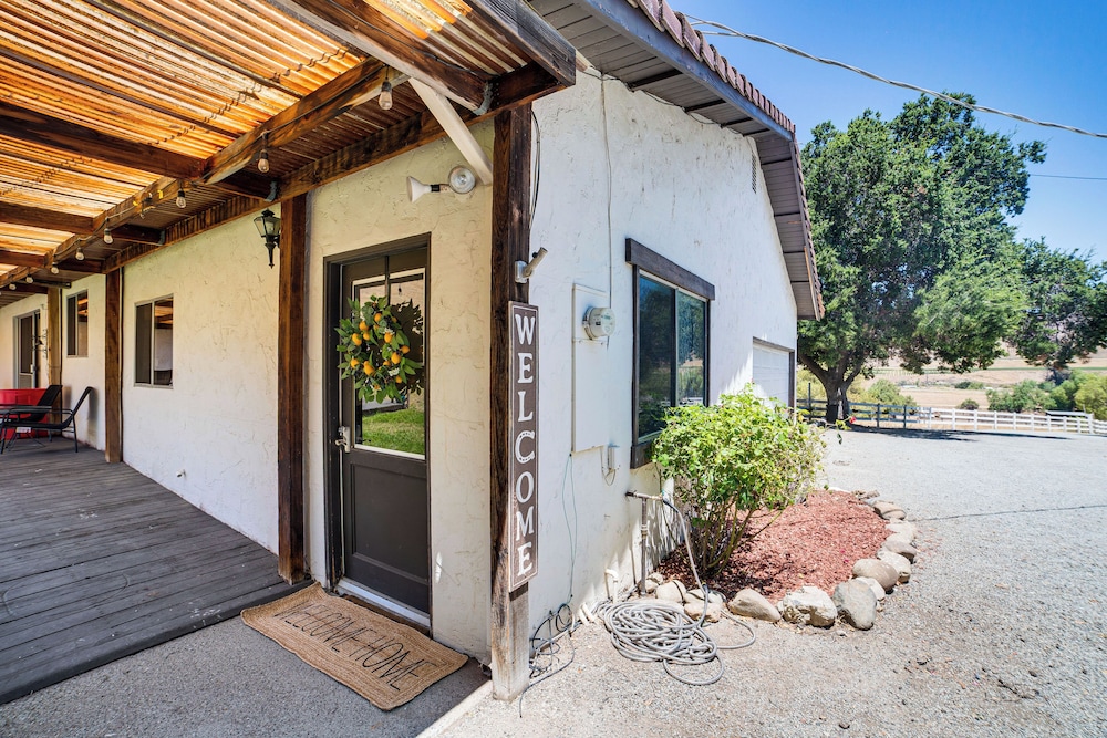 Fenced Yard & Outdoor Bar: Hillside Paicines Home!