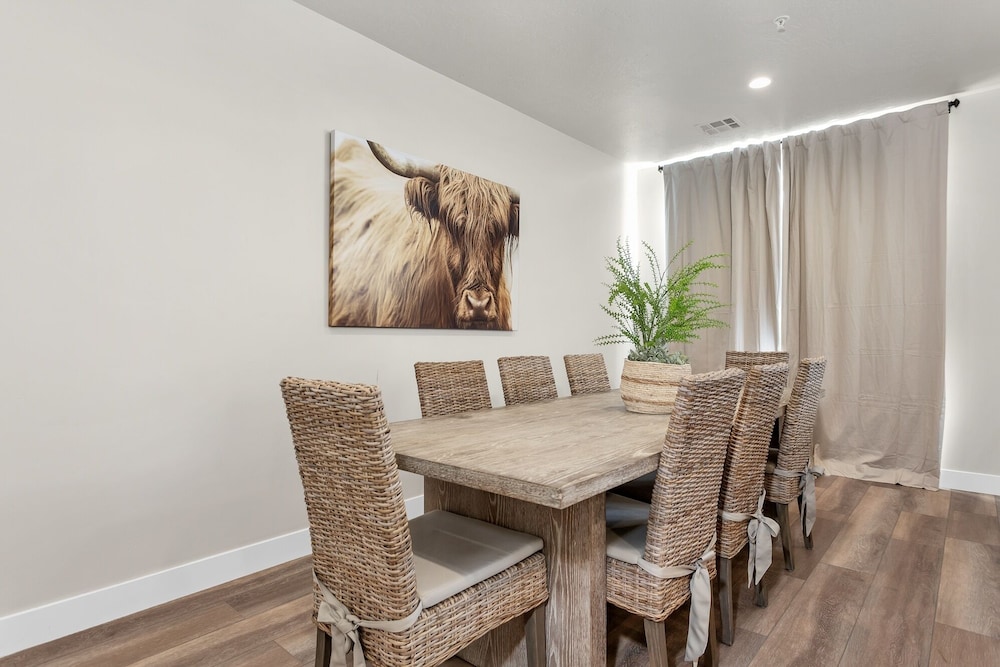 Family Fun Getaway #2333 5 Bedroom Townhouse by RedAwning view 5