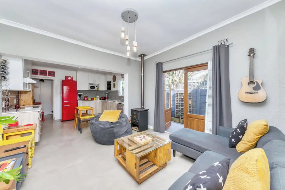 Modern and Stylish 2 BD House in Claremont view 5