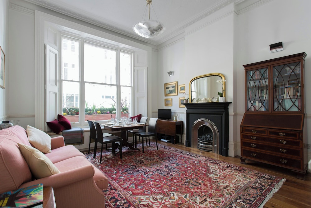 Clanricarde Gardens II by Onefinestay