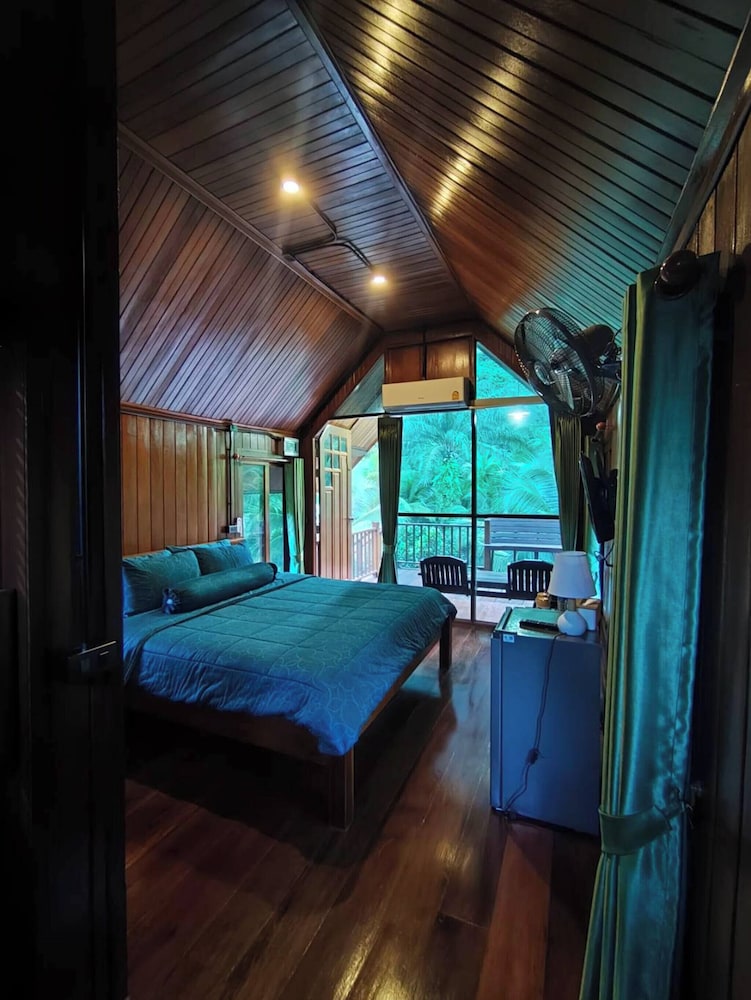 Charming Ao Luek Tai Retreat With Breathtaking Views