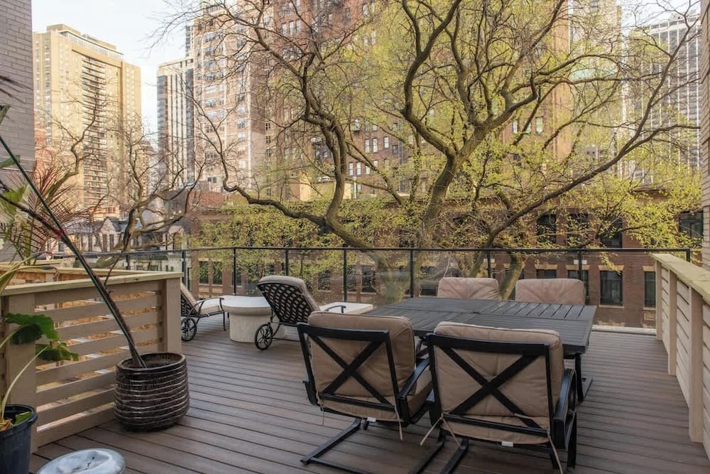 Luxury 4BD Gold Coast Penthouse With Deck Views