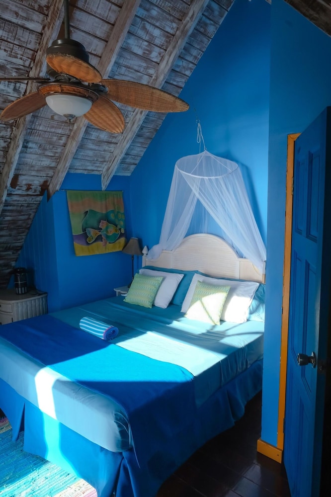 Turtle Point Bequia - 4 B R Villa w Staff