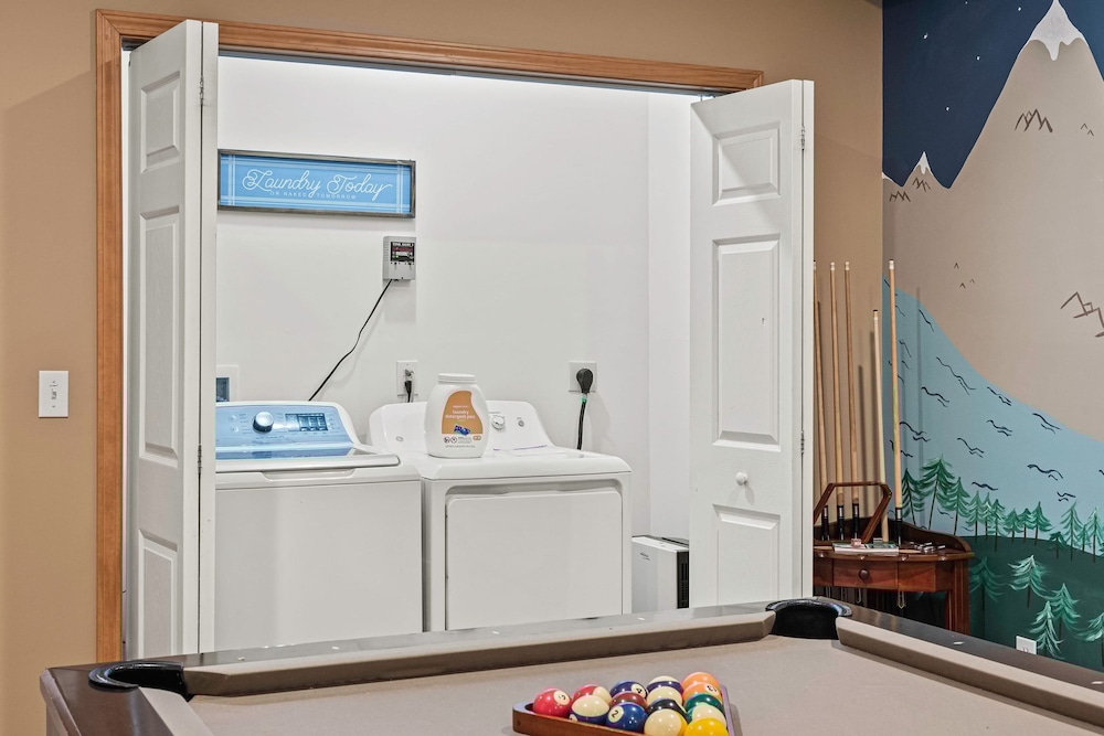 Mews Mountain House by Avantstay Walk to Beach Hot Tub Game Room