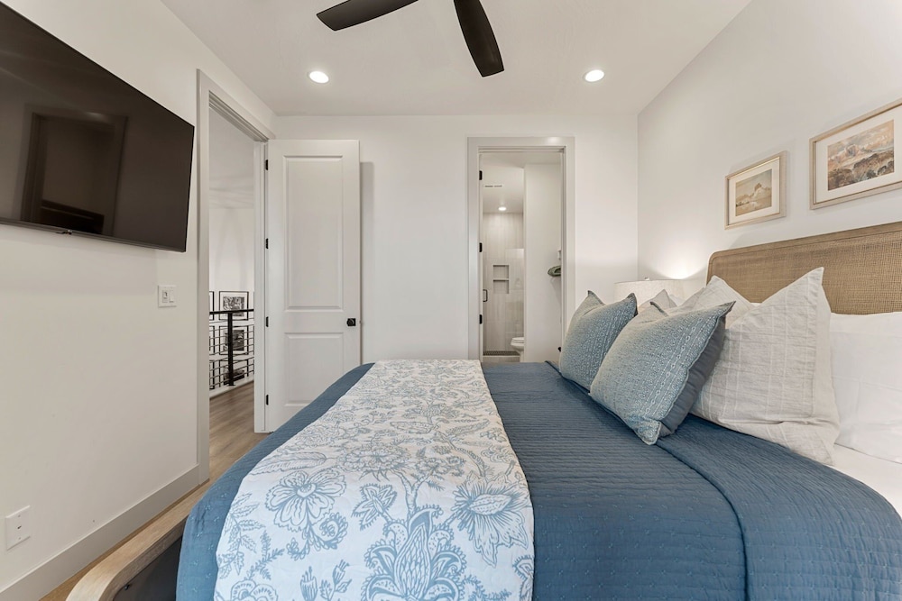 Adventure Central At Desert Color 6 Bedroom Townhouse