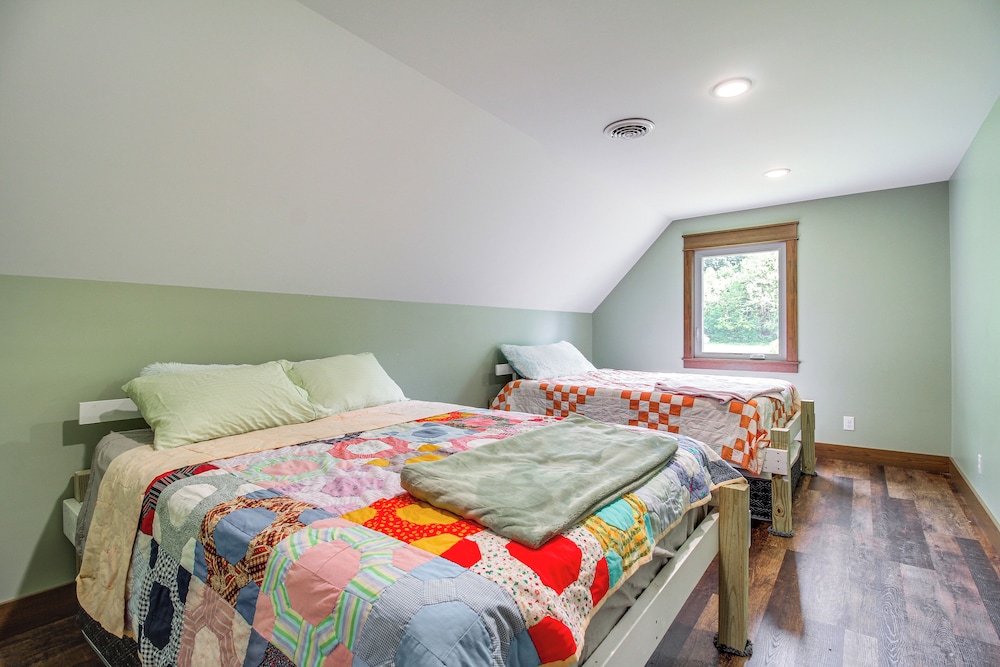 Great for Groups: Family Creekside Home in Loretto