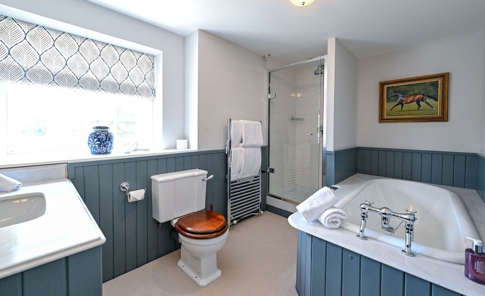 Newmarket Vacations - The Jockey Club Rooms - Property Image 11