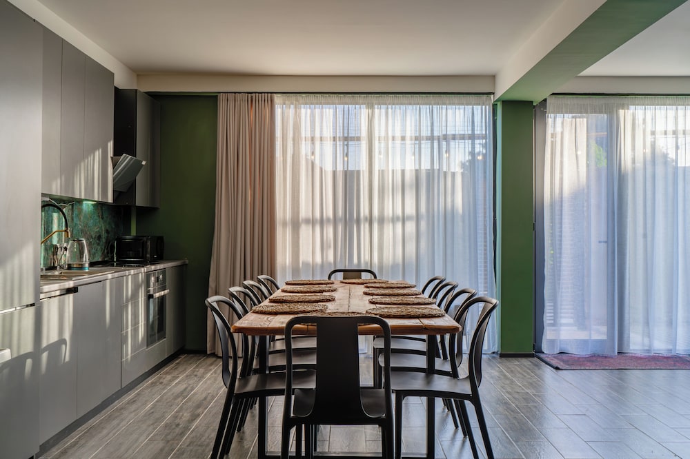 Niabi 4BDR Apartments with billiards