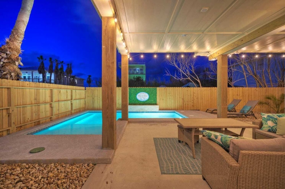 Sleeps 20 2 Modern Homes w/ Private Pool, Deck+patio 3-min Walk to the Beach