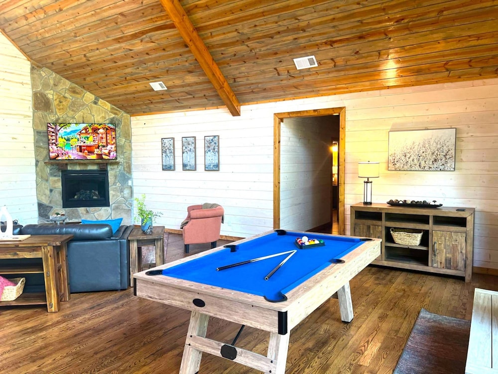 Whispering Winds Luxury Cabin in Hochatown