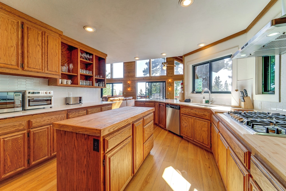 6 Mi to Ski Slopes! Family Tahoe Cabin w/ 3 Decks
