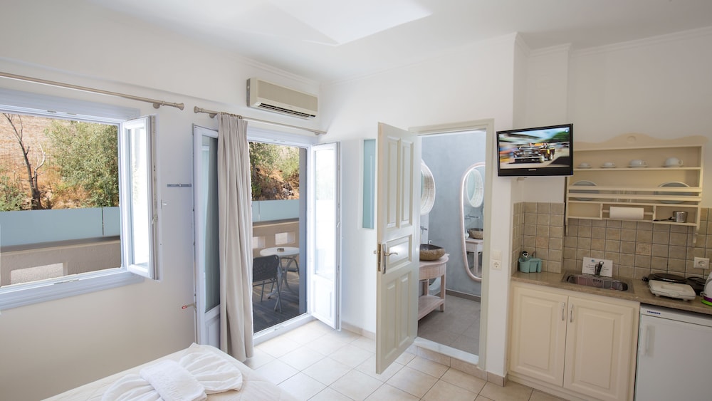 Erato Apartments