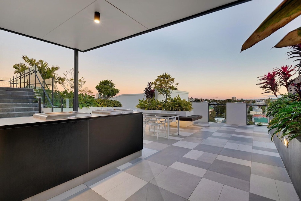 Spacious West End Apartment With Pool & BBQ Access