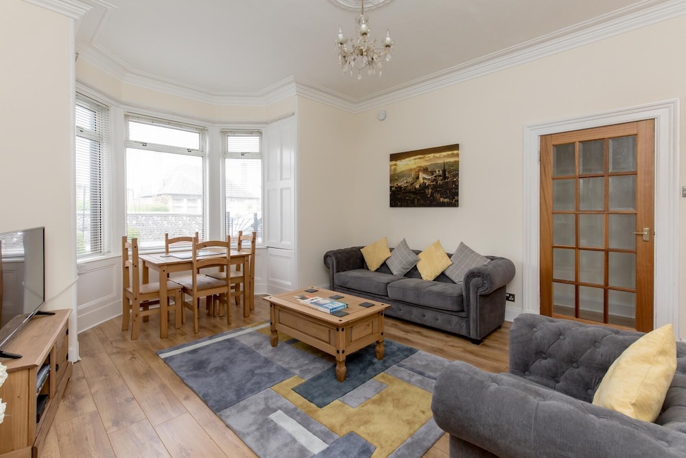 414 Spacious 2 Bedroom Ground Floor Apartment Near Leith view 3