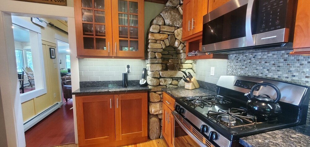 Pennrock Lakeside 4 Bedroom Home by RedAwning view 5