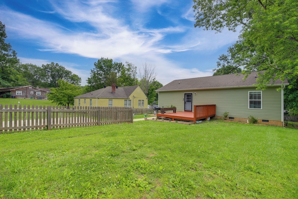 Commuter-friendly Home: 3 Mi to Dtwn Knoxville!