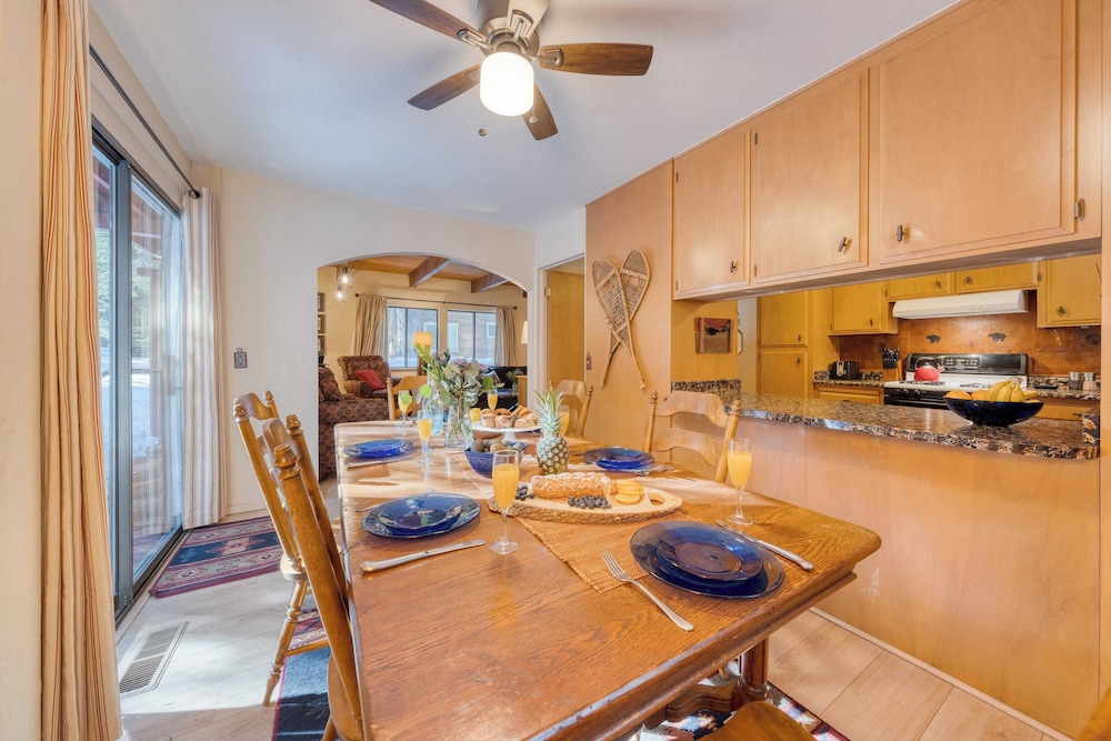 Mountain Cabin w/ Fireplace, Balcony & Easy Ski Access Bear Americana