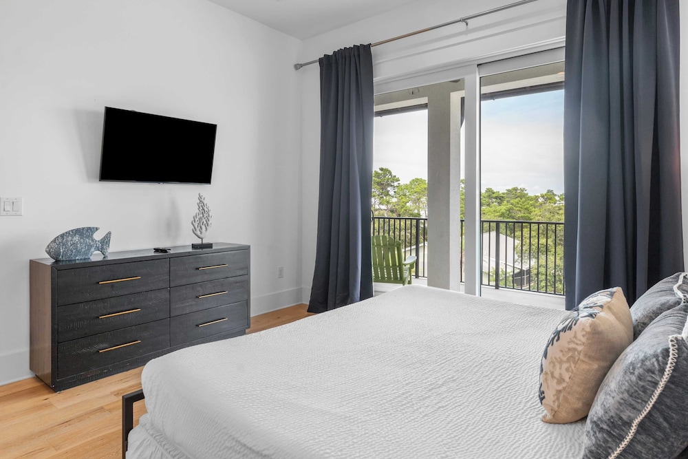 Walk to Beach + Pool, Hot Tub & Game Room 30A Ohana Grande by Avantstay