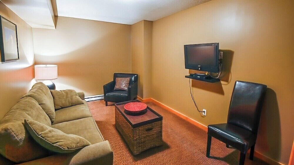 Pinnacle Ridge Chalets by Fernie Lodging