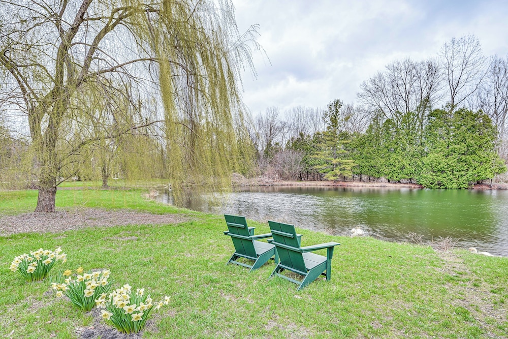 8 Mi to Lake Michigan: Creative Retreat w/ Deck!