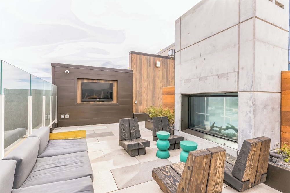 High Rise Luxury Condo With Lake & City Views - Image 5