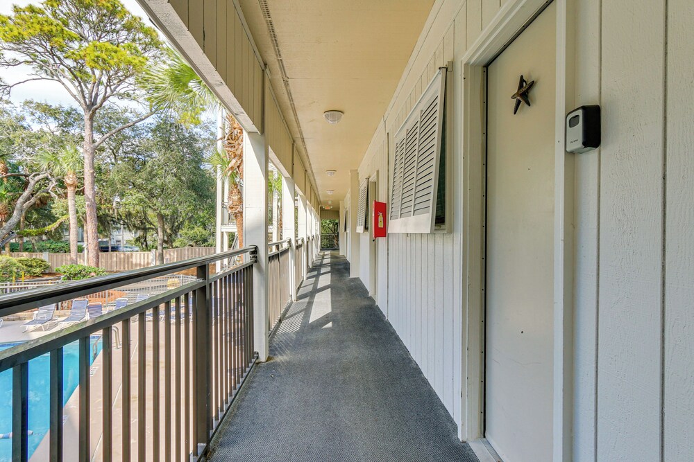 Walk to Coligny Beach Park: Condo w/ Pool Access!