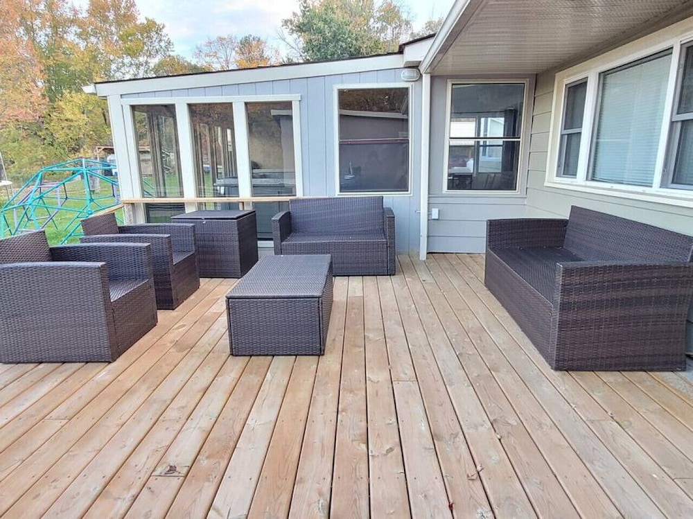 Pines Bay Waterfront Cottage With Hot tub