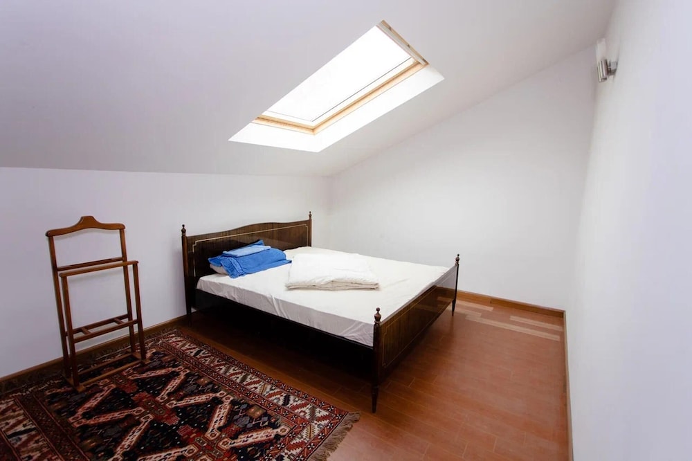 4 Bed Villa Estate Sleeps 7 - Pool, Garden, Sauna