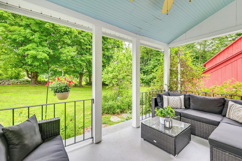 Historic Farmhouse Near Mountains & Colleges!